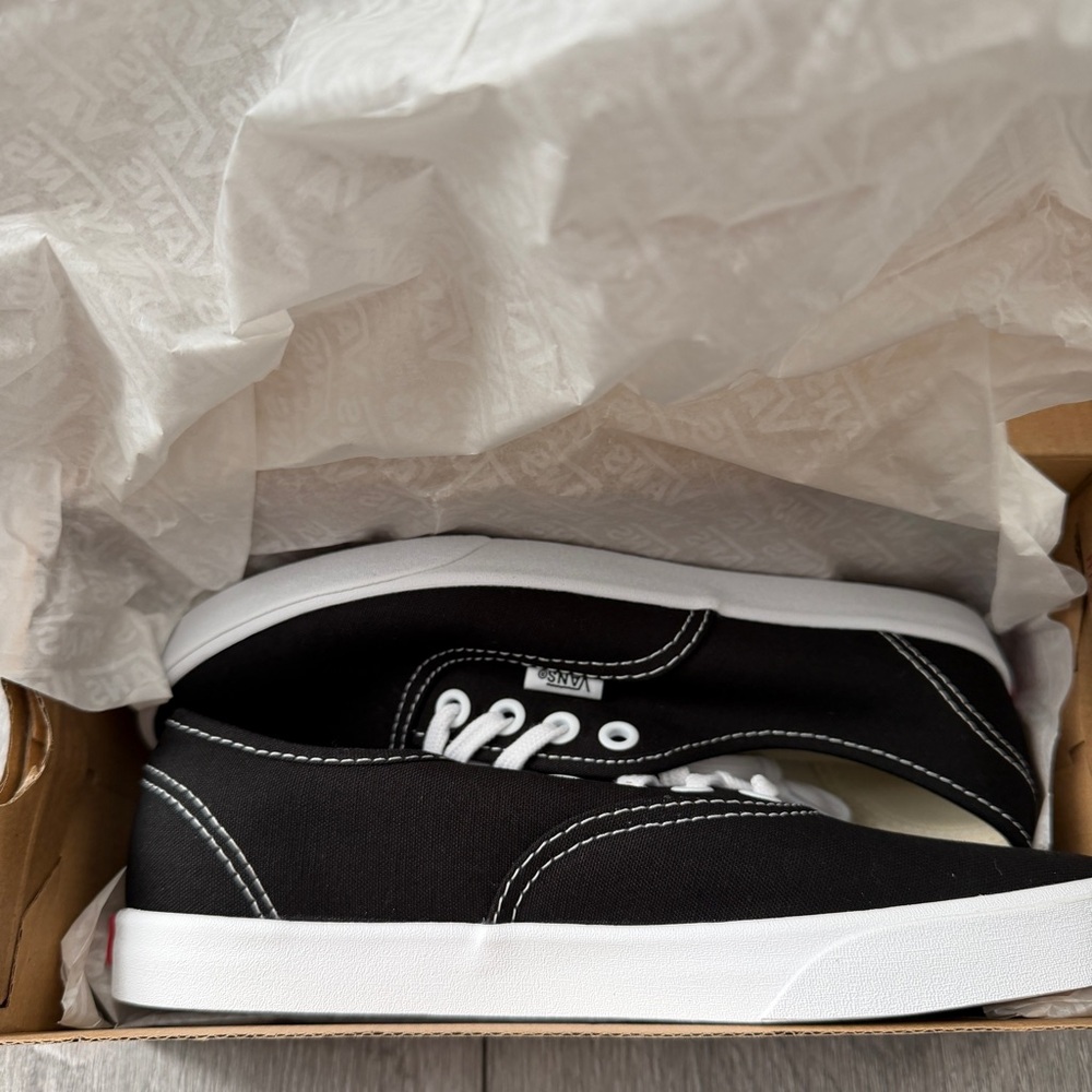 Vans Authentic Lowpro Women’s Shoes New in Box Black, Size 6 - Picture 2 of 10